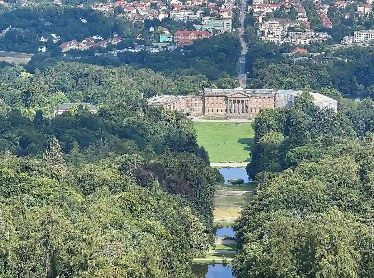 Blick vom Herkules über den Bergpark auf Schloss Wilhelmshöhe und die Wilhelmshöher Allee, die schnurgerade in die Stadt Kassel führt.
