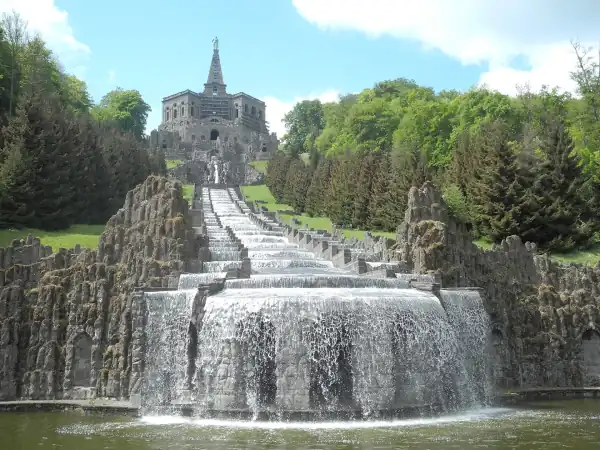 Wasser stürzt über die Großen Kaskaden im Bergpark Wilhelmshöhe, oben thront das Herkules-Oktogon.